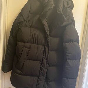 Lululemon black wonder puff size 10 600 fill
